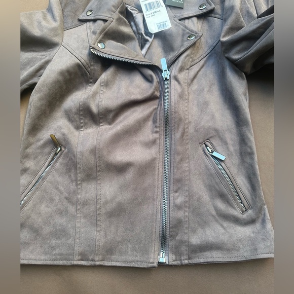 NWT Kut from the Kloth jacket size XS
Pit to pit: 16 1/2”
Length: 22” - Picture 6 of 7